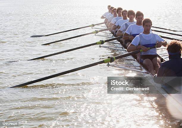 Photo libre de droit de Les Athlètes Dans Un Canoë Rond banque d'images et plus d'images libres de droit de Ramer - Ramer, Travail d'équipe, Sport