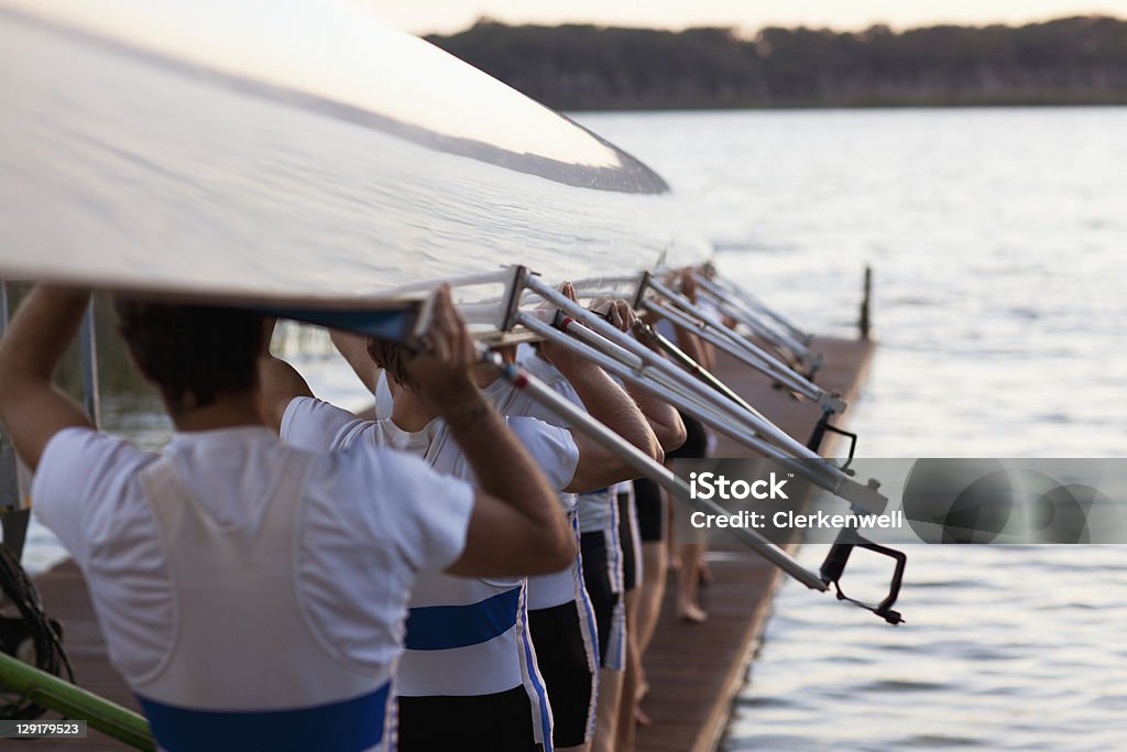 Uomo portare lunghe canoa su ascoltare - Foto stock royalty-free di Lavoro di squadra