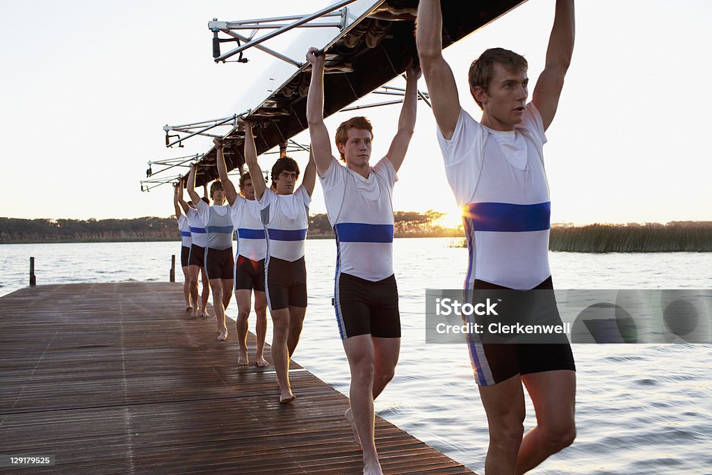 Sportler, die über eine crew Kanu fahren - Lizenzfrei Sportmannschaft Stock-Foto