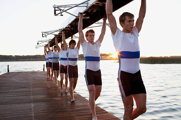 sportowców nosić załogi kajak na głowy - rowboat sports team team sport teamwork zdjęcia i obrazy z banku zdjęć
