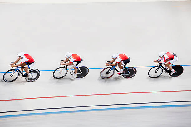 vista de alto ángulo de competencia en bicicleta de carreras - speed sports race track cycling vitality fotografías e imágenes de stock