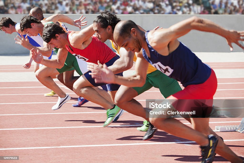 Athlètes de course sur piste de compétition - Photo de Athlétisme libre de droits