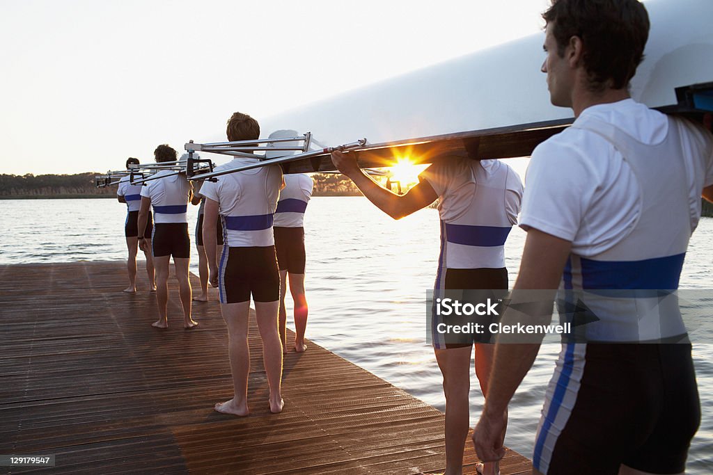 Männer hält Kanu an den Schultern - Lizenzfrei Ruderboot Stock-Foto