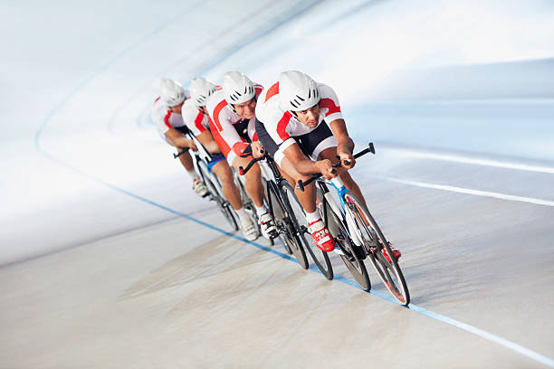 competidores en ciclismo de pista - speed sports race track cycling vitality fotografías e imágenes de stock