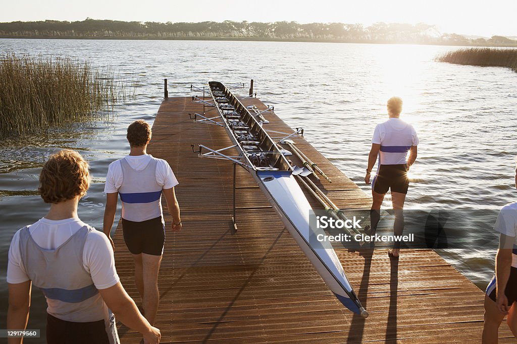 Erhöhte Ansicht von einer Kanu und Menschen am pier - Lizenzfrei 18-19 Jahre Stock-Foto
