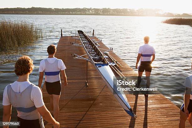 Foto de Vista De Alto Ângulo De Canoa E Pessoas No Pier e mais fotos de stock de 18-19 Anos - 18-19 Anos, 20-24 Anos, A caminho