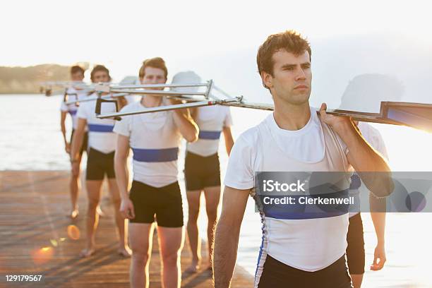 Foto de Homem Carregando Canoa Em Seus Ombros e mais fotos de stock de 18-19 Anos - 18-19 Anos, 20-24 Anos, Adulto