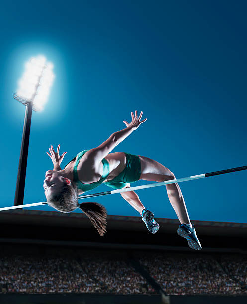 atleta realiza salto de altura femenino - salto de altura fotografías e imágenes de stock