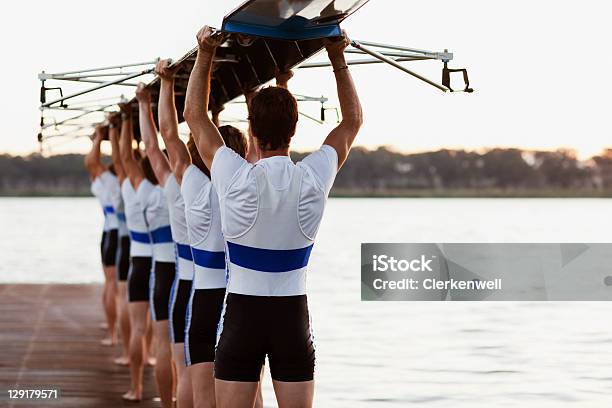 Foto de Equipe De Rowers Carregando Uma Equipe De Chefes De Canoa e mais fotos de stock de Trabalho de Equipe