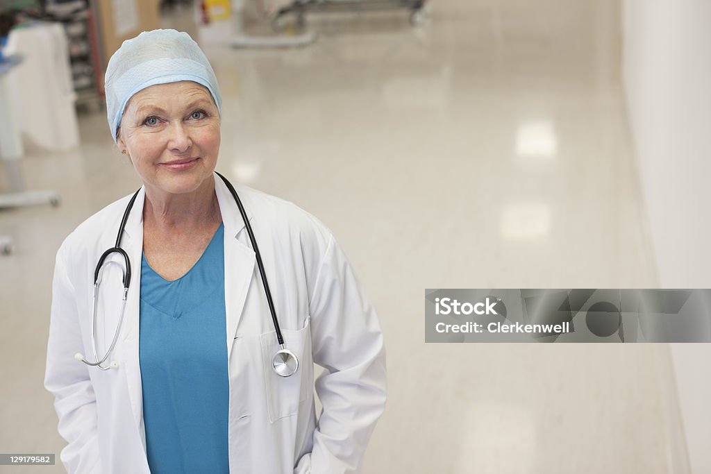 Retrato de la sonriente médico en hospital - Foto de stock de Autoridad libre de derechos