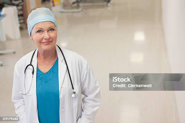 Retrato De La Sonriente Médico En Hospital Foto de stock y más banco de imágenes de Autoridad - Autoridad, Doctor, Vestimenta de hospital