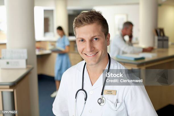 Foto de Retrato De Sorrindo Enfermeiro e mais fotos de stock de Enfermeiro - Enfermeiro, Etnia caucasiana, Jovem Adulto