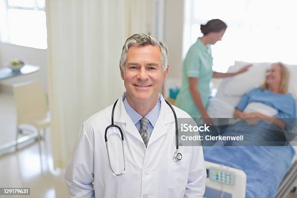 Retrato De Sorrir Médico Com A Enfermeira E Paciente - Fotografias de stock e mais imagens de 30-39 Anos