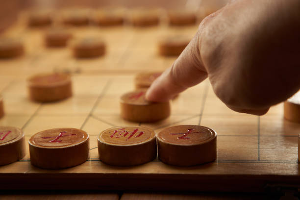 fermez-vous vers le haut de l’homme jouant aux échecs chinois - chinese chess leisure games chinese culture traditional culture photos et images de collection