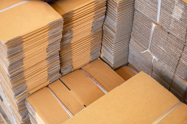 pile de boîtes en carton pliées brunes attachées - brown paper paper striped corrugated cardboard photos et images de collection