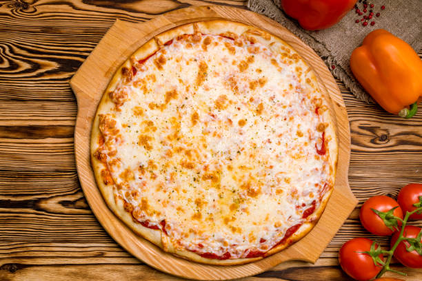 итальянская пицца маргарита - margharita pizza фотографии стоковые фото и изображения