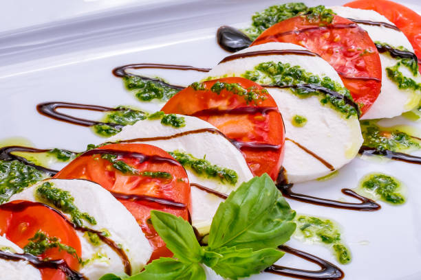 sałatka caprese z mozzarellą i pomidorem - caprese salad salad tomato mozzarella zdjęcia i obrazy z banku zdjęć