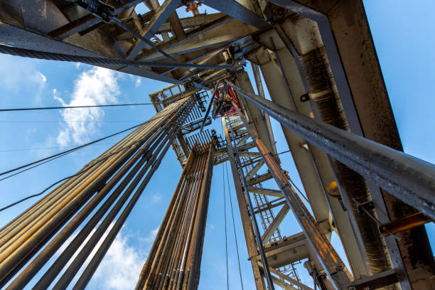 유정 드릴링 장비, 내부 드릴 파이프 및 장비 외관의 관점에서 - derrick crane drilling rig well sky 뉴스 사진 이미지