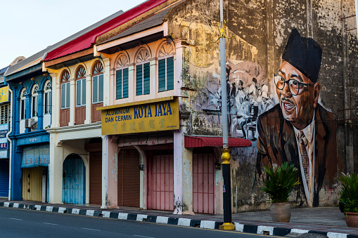 January 10, 2020 - Alor Setar, Kedah, Malaysia: Tunku Abdul Rahman Mural is a mural in Alor Setar, Kedah. It graces the side wall of a shophouse along Jalan Sultan Muhammad Jiwa in Pekan Melayu. The mural depicts the first prime minister of Malaysia who happened to be born and raised in Alor Setar and is a member of the Kedah royal family. The Tunku Abdul Rahman Mural was painted by local artist Zulfadli Ahmad Nawawai to honour the Tunku and to commemorate his contribution towards the independence of the country from the British. The declaration of independence is also depicted in the mural in black and white.