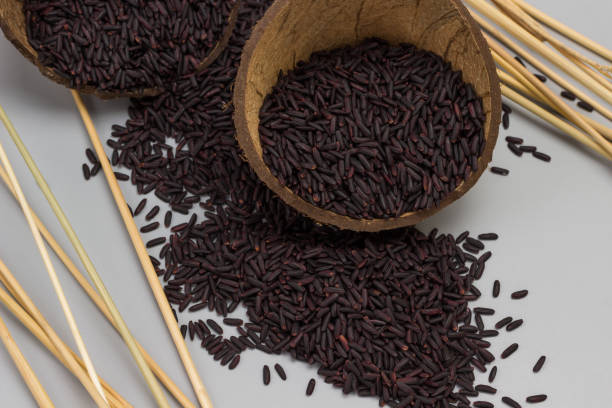 ココナッツシェルの黒米。米粒が灰色に散らばっている - carbohydrate rice cereal plant uncultivated ストックフォトと画像