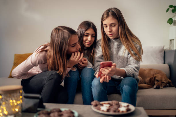 ragazze adolescenti e un cane si ritrovano a casa durante le vacanze - 12 15 months foto e immagini stock