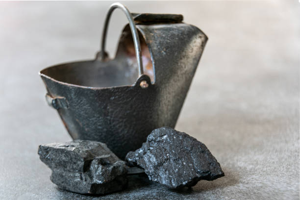 уголь на рождество - coal bucket стоковые фото и изображения