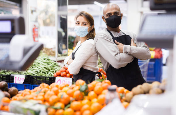 trabajadores de supermercados en la sección de frutas y hortalizas durante covid-19 - cauliflower vegetable white isolated fotografías e imágenes de stock