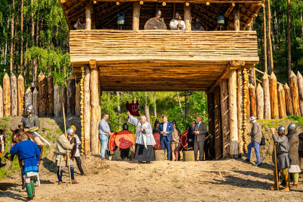 rekonstrukcja historyczna bitwy pod cedynia, kapłan błogosławieństwo drewniany fort dla stowarzyszeń reenactment - cedynia zdjęcia i obrazy z banku zdjęć