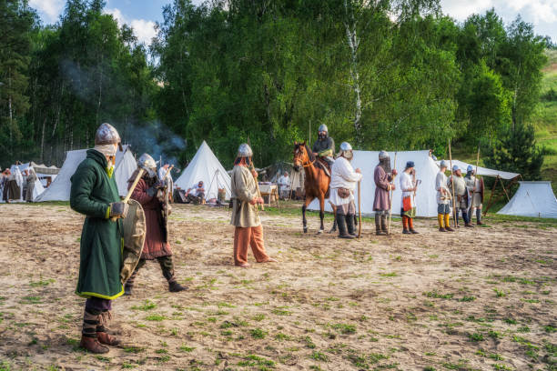 historyczna rekonstrukcja bitwy pod cedynią, dowódca na koniu tworzącym linię obrony ze swoimi żołnierzami - cedynia zdjęcia i obrazy z banku zdjęć