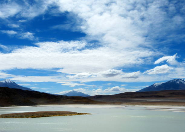 lago azul claro em montanhas majestosas, deslumbrantes nuvens brancas no céu, lagoa cênica bela natureza paisagem espetacular, deserto incrível, solidão tranquilidade zen dream lonelyness meditation, planalto altiplano. - lonelyness - fotografias e filmes do acervo