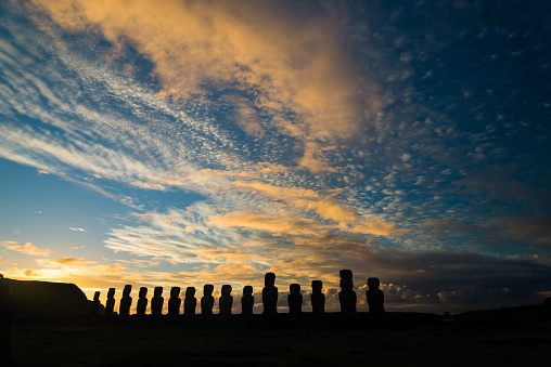 Amanecer en Ahu Tongariki con sol detrás de estatuas moai, Isla de Pascua photo