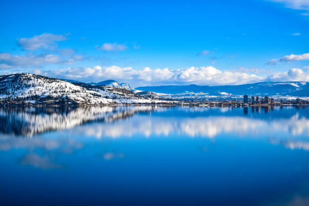 una soleggiata giornata invernale sul lago okanagan - sunny day mountain mountain range winter foto e immagini stock