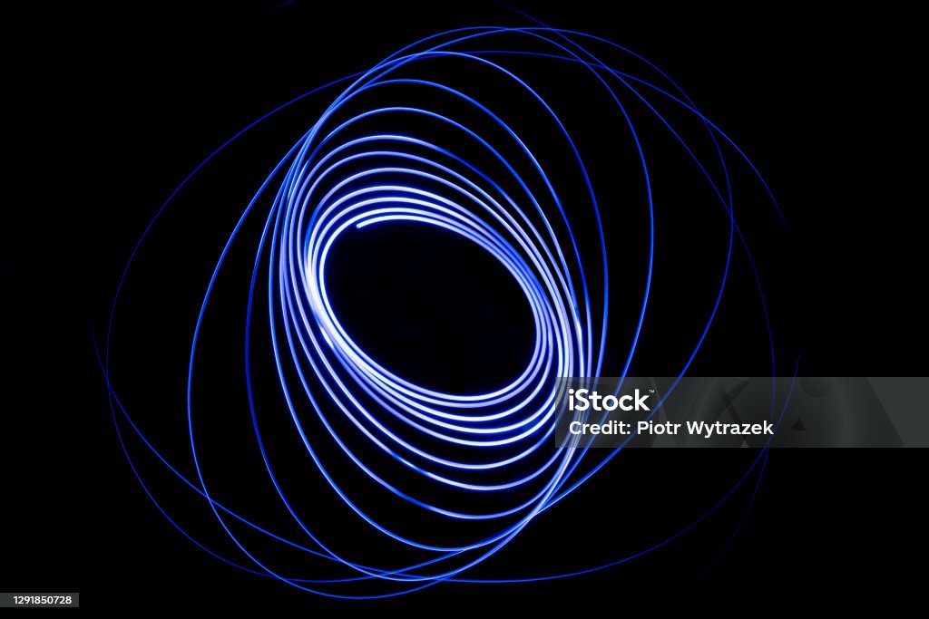 Light streaks in the shape of circles. A trace of a moving light point. Dark background. - Royalty-free Pintura com luz Foto de stock