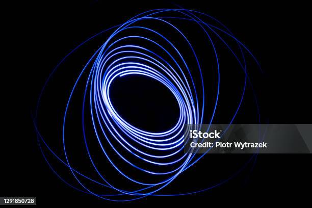 Light Streaks In The Shape Of Circles A Trace Of A Moving Light Point Dark Background - Fotografias de stock e mais imagens de Pintura com luz