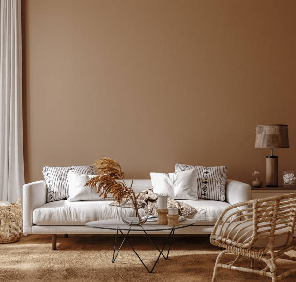 interni della casa in stile boho, soggiorno in colore caldo marrone - terracotta foto e immagini stock
