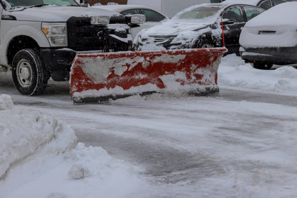 ciągnik czyści pojazd odśnieżający usuwający śnieg po obfitych opadach śniegu - clear sky construction vehicle bulldozer commercial land vehicle zdjęcia i obrazy z banku zdjęć