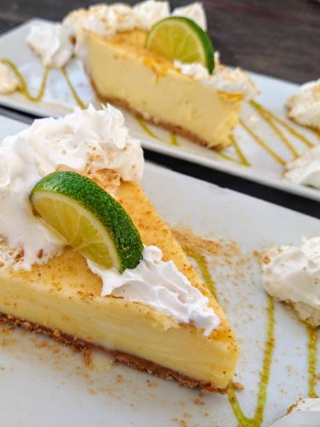 key lime pie in den florida keys - key lime pie dessert pie pastry stock-fotos und bilder