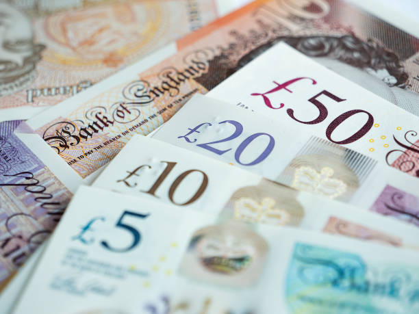 notas e moedas da libra britânica - pound symbol ten pound note british currency paper currency - fotografias e filmes do acervo