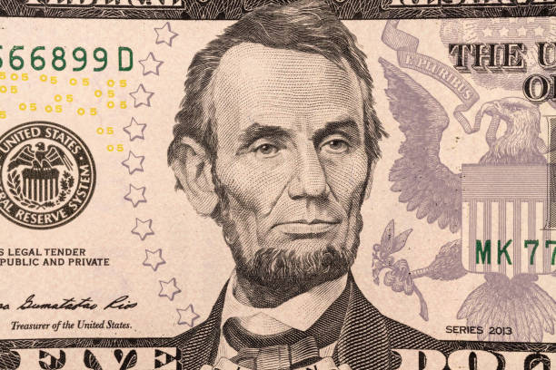 fond de plan rapproché de portrait d’abraham lincoln - currency us paper currency five dollar bill usa photos et images de collection