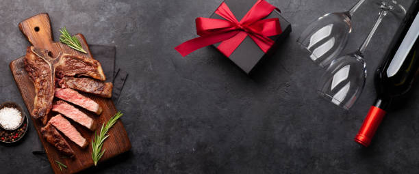 valentines day or christmas gift box with wine and grilled steak - food and drink steak meat food imagens e fotografias de stock