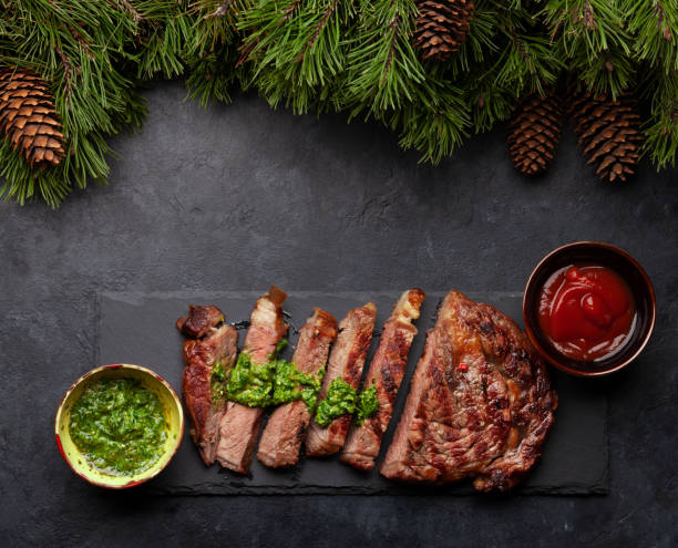 소스와 크리스마스 전나무 나무를 곁들인 구운 소고기 스테이크 - steak ribeye beef grilled 뉴스 사진 이미지