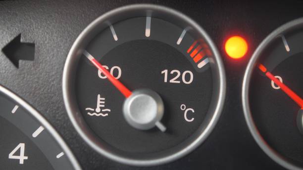 medidor de temperatura do óleo e luzes indicadoras de partida e parada do carro fechar - gauge car motor vehicle heat - fotografias e filmes do acervo