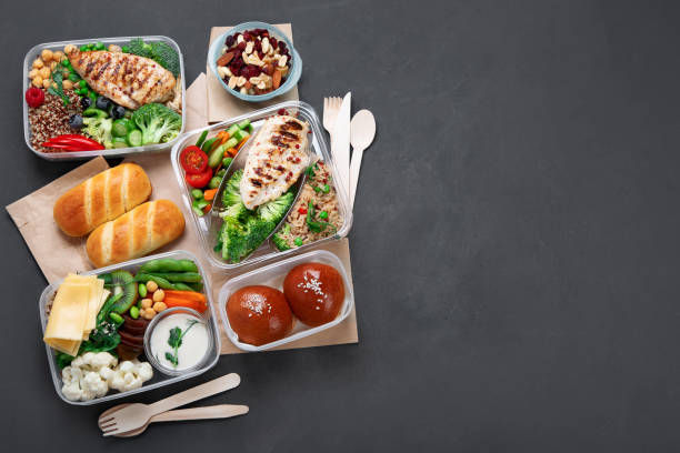 boîtes à lunch à emporter avec nourriture nutritionnelle maison - lunch box lunch red apple photos et images de collection