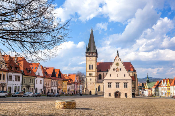 beau vieux bardejov avec l’église et la place principale en slovaquie - old roof cathedral door photos et images de collection