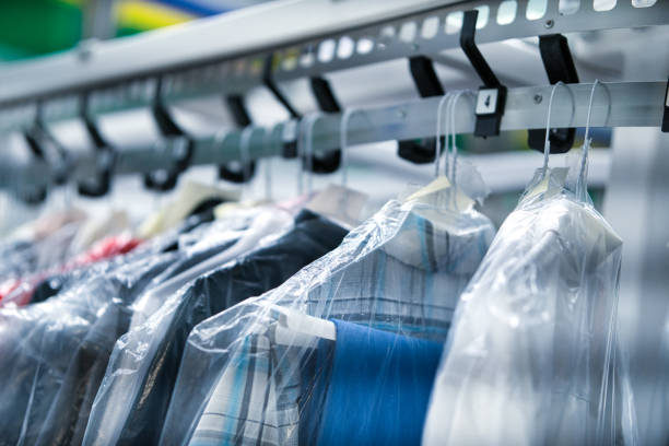 camicie di impiegati in lavaggio a secco - shirt hanger hanging blue foto e immagini stock