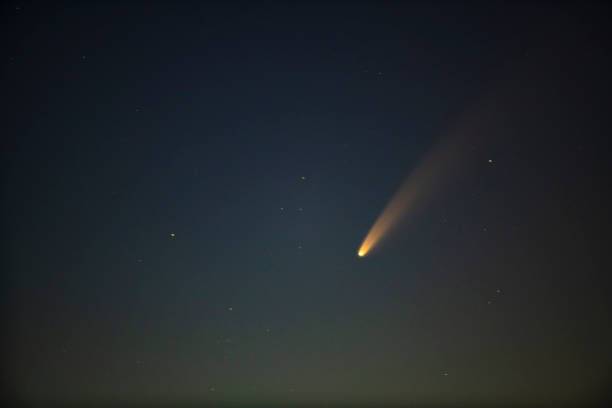 cometa neowise no céu escuro da noite - fireball big bang fire exploding - fotografias e filmes do acervo