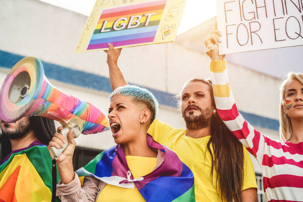 ゲイとトランスジェンダーの人々は、屋外のプライドイベントで抗議 - lgbtと平等の権利の概念 - 女の子の叫びに焦点を当てる - homosexual gay man symbol homosexual couple ストックフォトと画像