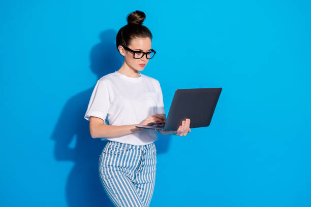 Portrait of nice attractive pretty smart clever skilled focused girl holding in hand laptop, part-time e-banking e-commerce occupation isolated on bright vivid sine vibrant blue color background retrato de agradable atractivo atractivo bastante inteligente inteligente experto enfocado chica sosteniendo en la mano portátil a tiempo parcial e-banking ocupación de comercio electrónico aislado en brillante fondo de color azul vibrante sine vibrante