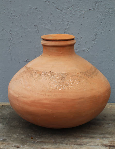 jarro de argila vintage em uma prancha - jug water pottery clay - fotografias e filmes do acervo