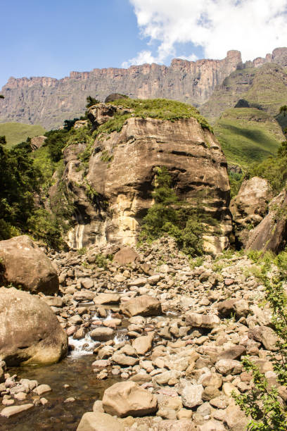 boulders en la garganta de tugela - tugela river fotografías e imágenes de stock